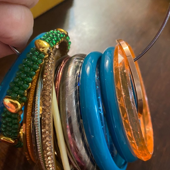 22 Mixed lot of ladies bangles various materials - Picture 5 of 11